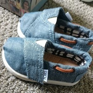 Tom's 4t blue canvas shoes
